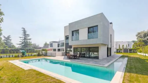 Modern and sophisticated chalet in the outskirts of Madrid Modern and sophisticated chalet in the outskirts of Madrid